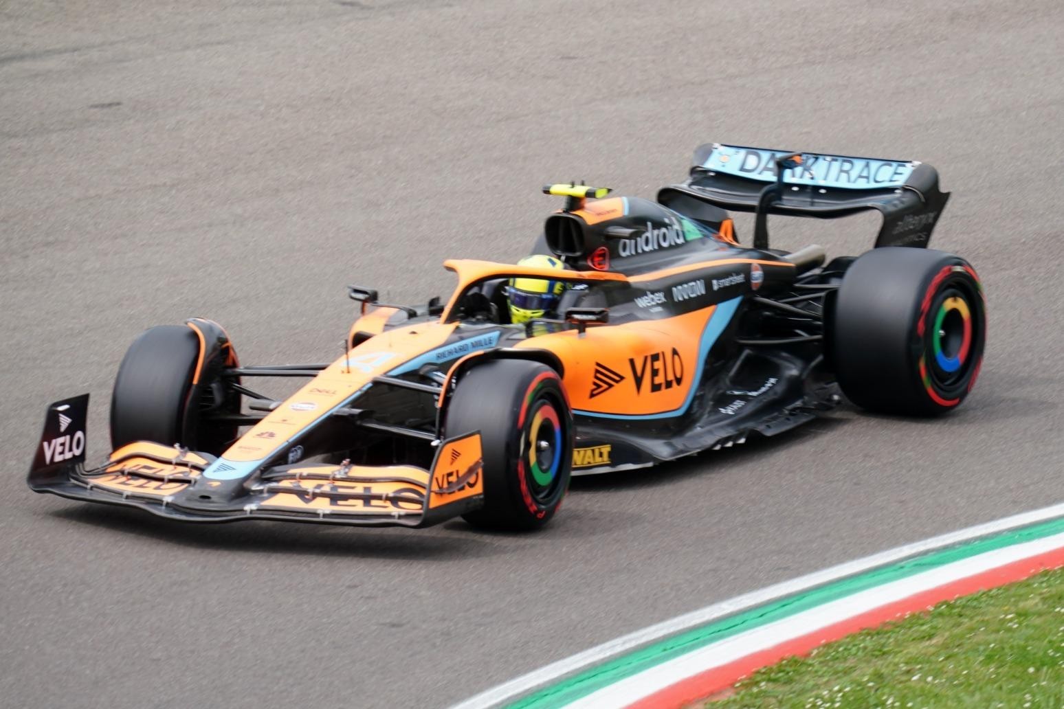 I følge en pressemelding fra Bowers & Wilkins har selskapet utvidet sitt partnerskap med McLaren og har i tillegg blitt den offisielle audiopartneren til McLaren Formel 1-teamet. 