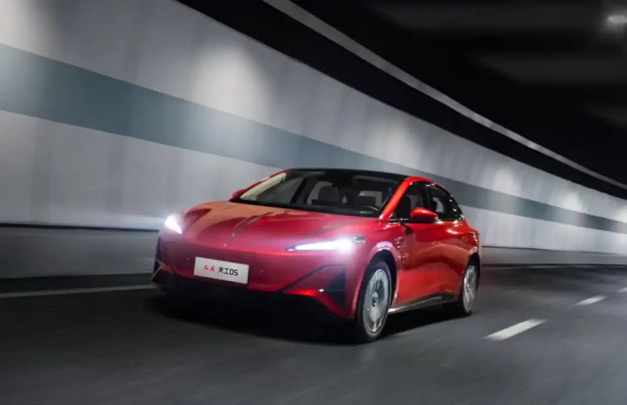 Det nye systemet sies å gi sikker kontroll over hele Kina med en nøyaktighet på 99 %. Takket være teknologien Automatic Emergency Braking (AEB) kan bilen trygt bremse i en hastighet på 90 km/t. - HarDet Det nye systemet sies å gi sikker kontroll over hele Kina med en nøyaktighet på 99 %. Takket være teknologien Automatic Emergency Braking (AEB) kan bilen trygt bremse i en hastighet på 90 km/t.