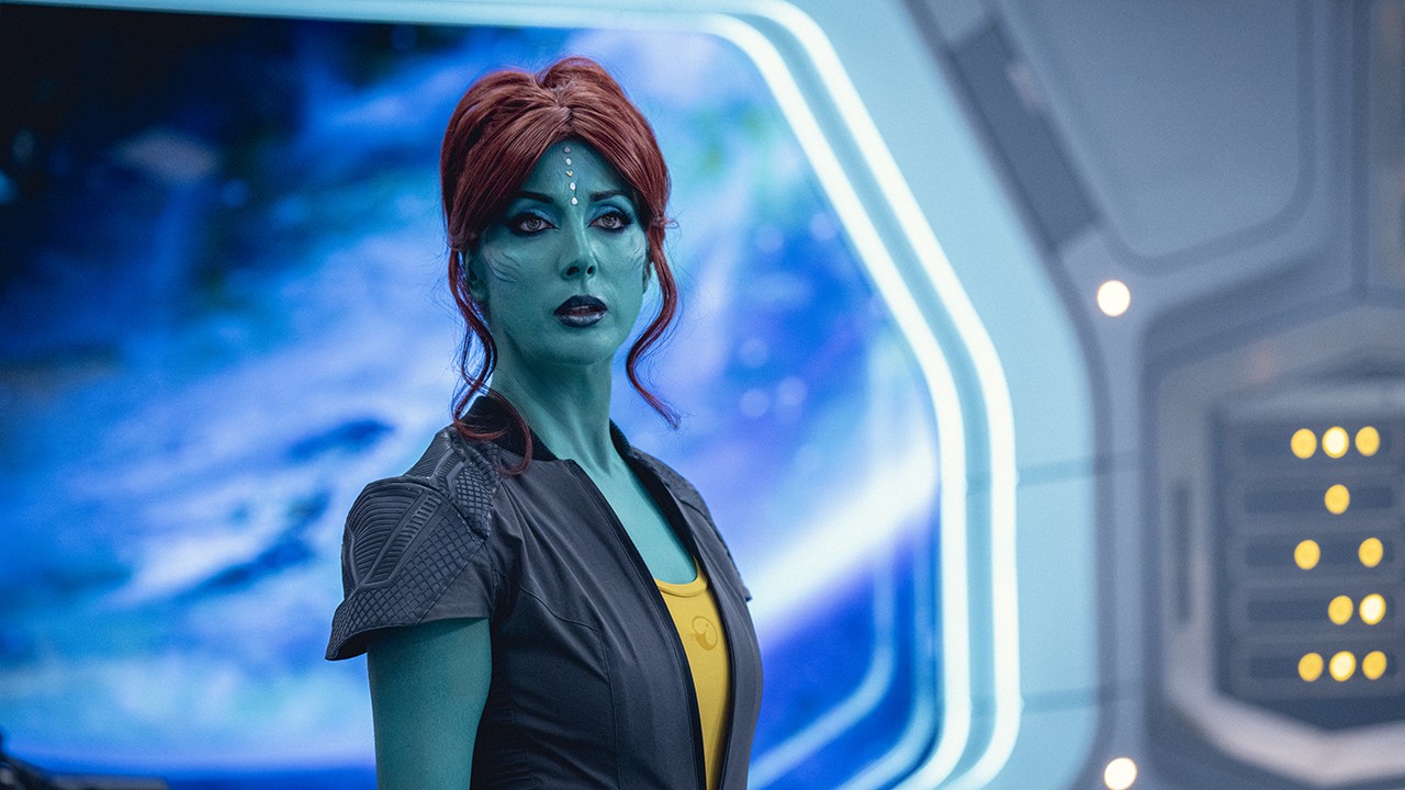 Som alltid utforsker Black Mirror virkningen av teknologi på mennesker på en skarp og provoserende måte, og tilbyr seerne skremmende overbevisende historier som spenner fra dystopier til surrealistiske thrillere. 