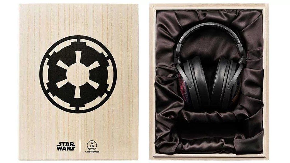 Ved kjøp vil brukere, i tillegg til selve hodetelefonene, motta en treveske for oppbevaring og transport, et aluminiumsstativ og to kabler