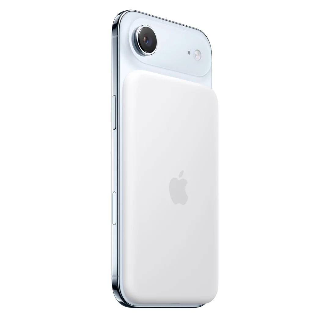 - HarDet Apple kobler iPhone Air til en ekstern powerbank.