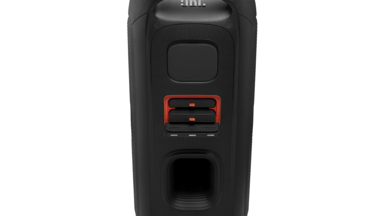 - HarDet Baksiden av Blueooth PartyBox 720-høyttaleren har tre klaffer som dekker noen viktige komponenter.