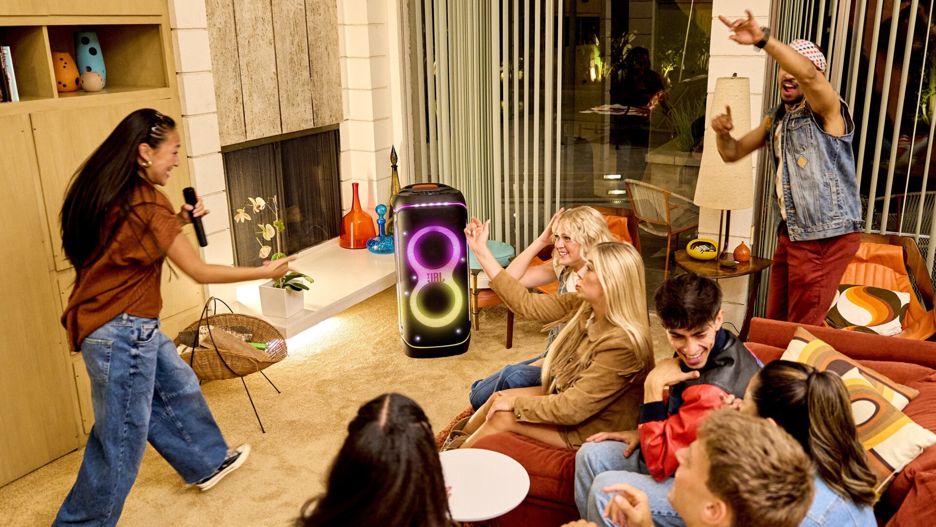 - HarDet Den bærbare høyttaleren JBL 720 har imponerende dynamiske egenskaper.