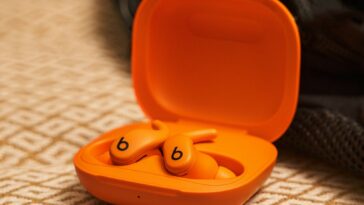 Apple lanserer Powerbeats Fit – trådløse ørepropper for trening og hverdag