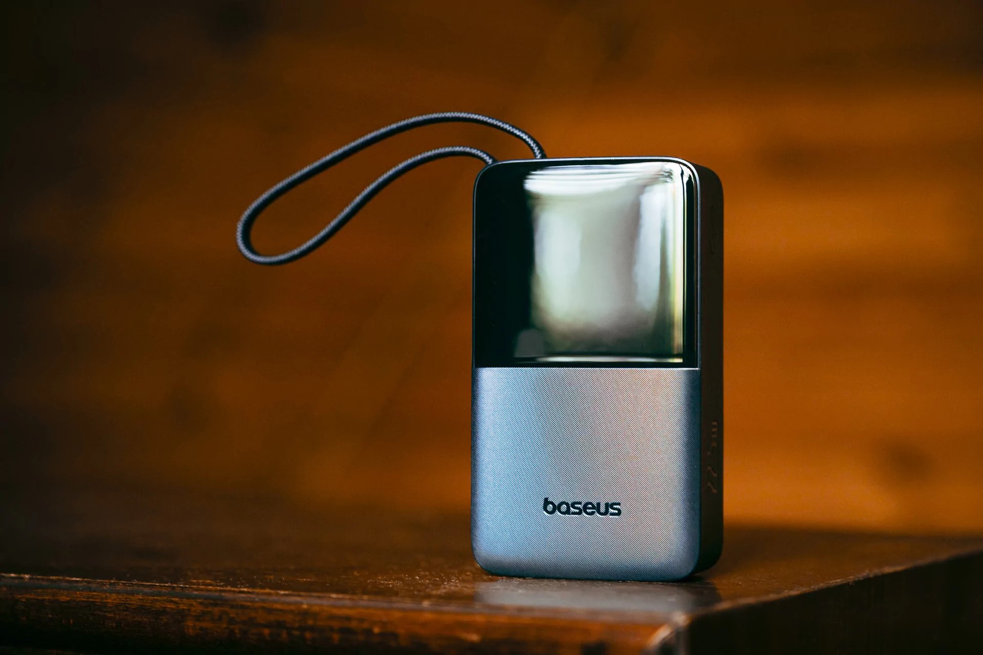 En stilig powerbank med innebygd kabelstropp