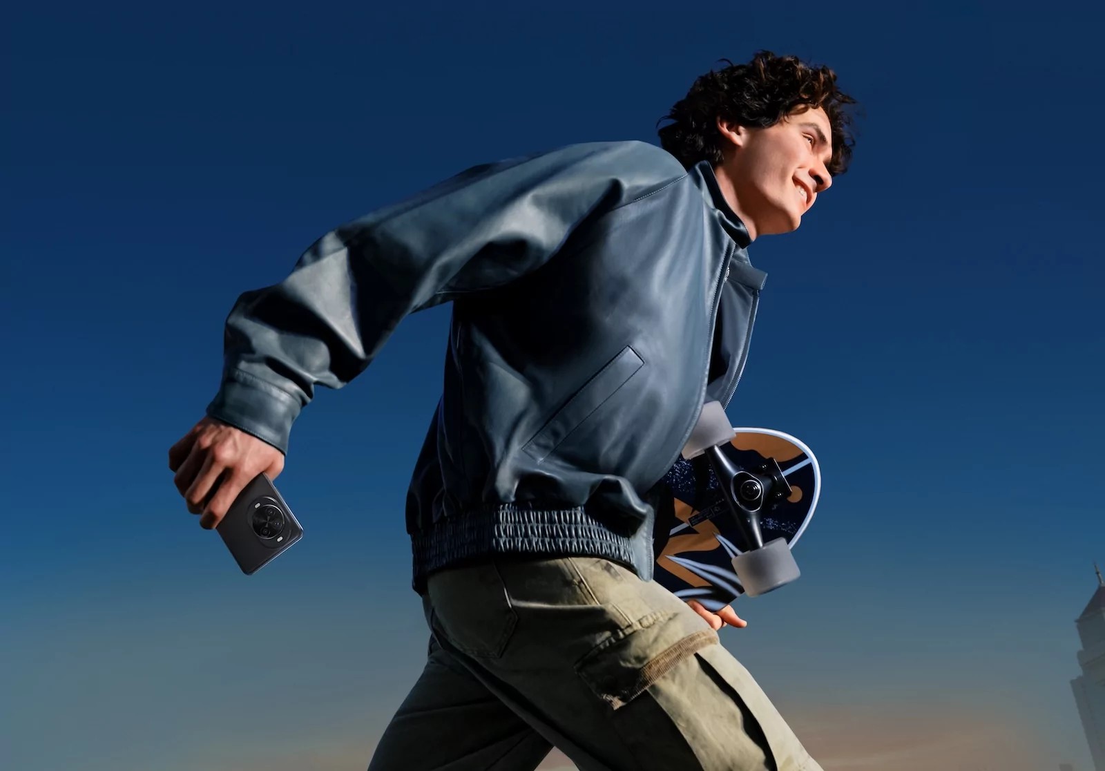 Glad type med huawei telefonen sin og et skateboard! 