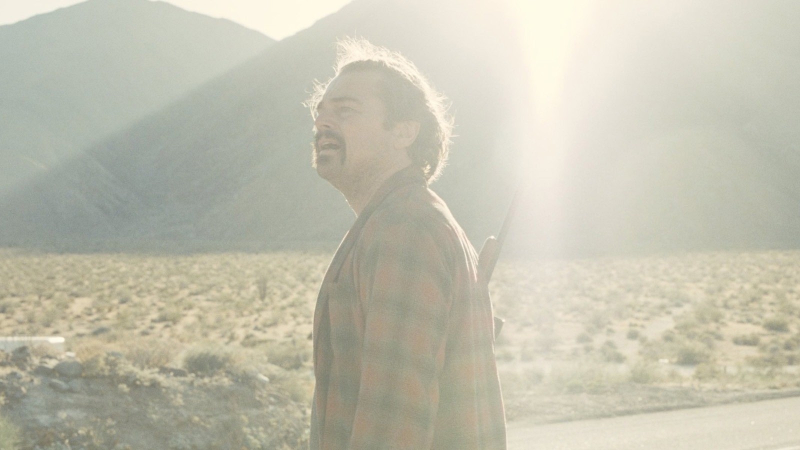 Og så er det musikken. Den spiller en avgjørende rolle, og opprettholder det høye tempoet. Det er for det meste instrumentale stykker som spiller i bakgrunnen, noe som skaper en urolig følelse. - HarDet Og så er det musikken. Den spiller en avgjørende rolle, og opprettholder det høye tempoet. Det er for det meste instrumentale stykker som spiller i bakgrunnen, noe som skaper en urolig følelse.