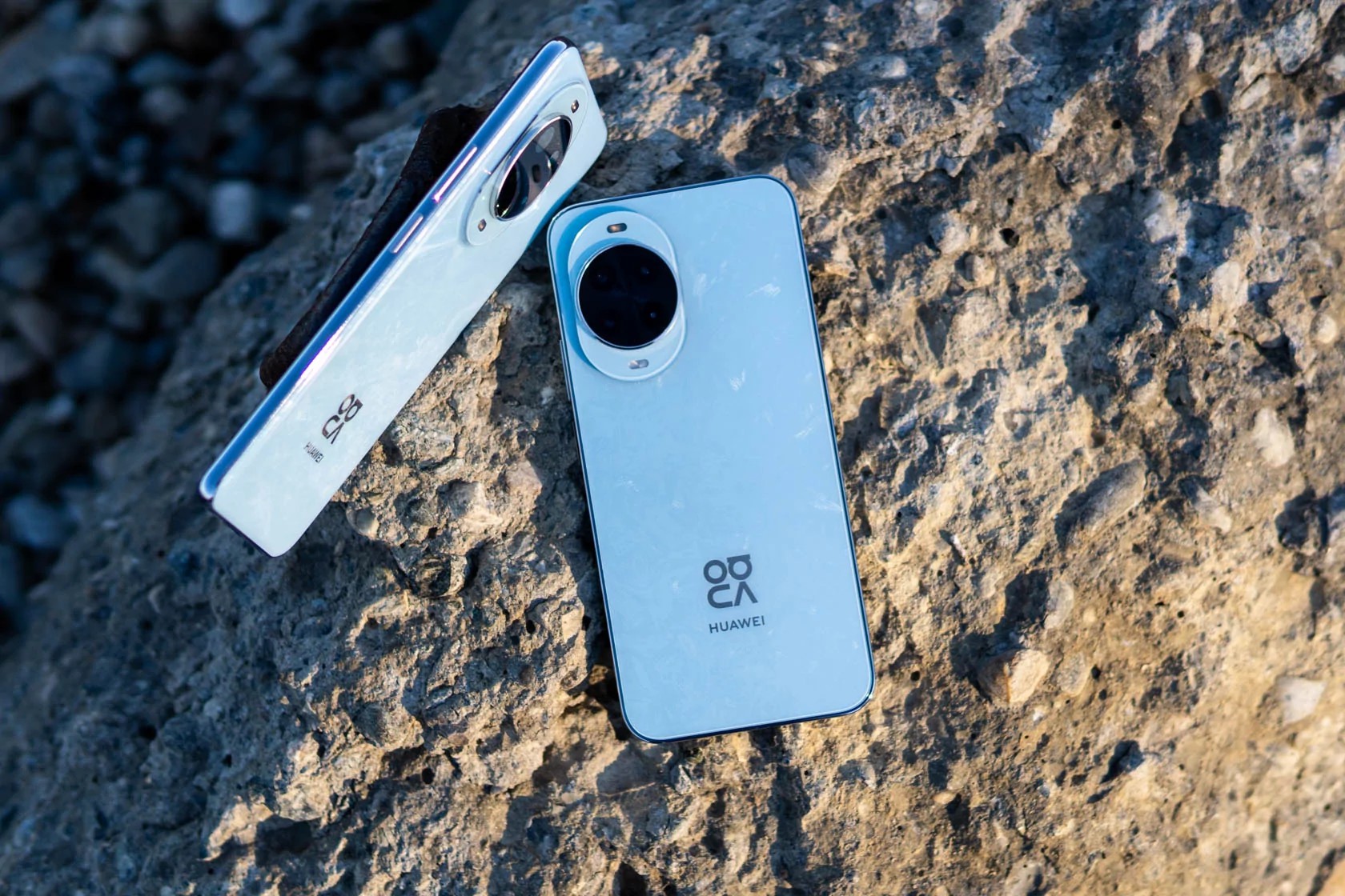  nova 14 og Pro-versjonen i stand til å lade batteriene ganske raskt, takket være støtte for HUAWEI SuperCharge Turbo 100W hurtiglading med kabel. 