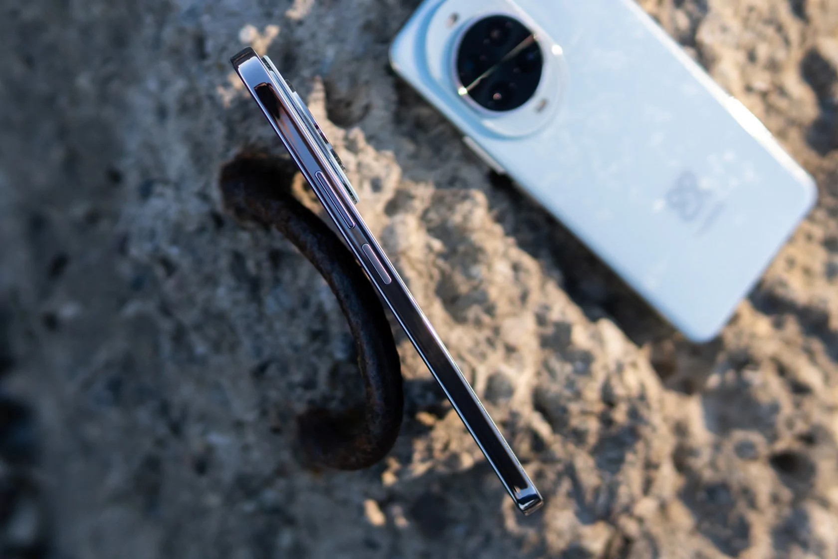 Det er verdt å merke seg at nova 14 (tilgjengelig i blått, hvitt og svart) har en flat ramme, akkurat som skjermen, som, kombinert med en tykkelse på 7,18 mm, ser ganske interessant ut – spesielt for de som setter pris på tynne dingser.