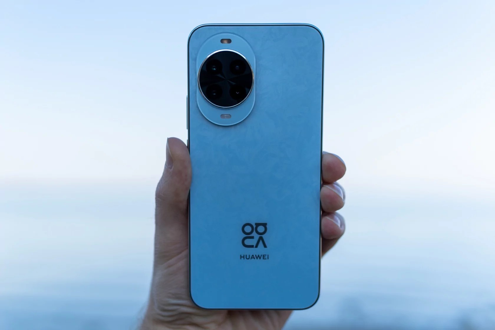 Nova 14 Pros viktigste differensieringsfaktor er LTPO-panelet, som støtter en dynamisk oppdateringsfrekvens på 1 til 120 Hz.