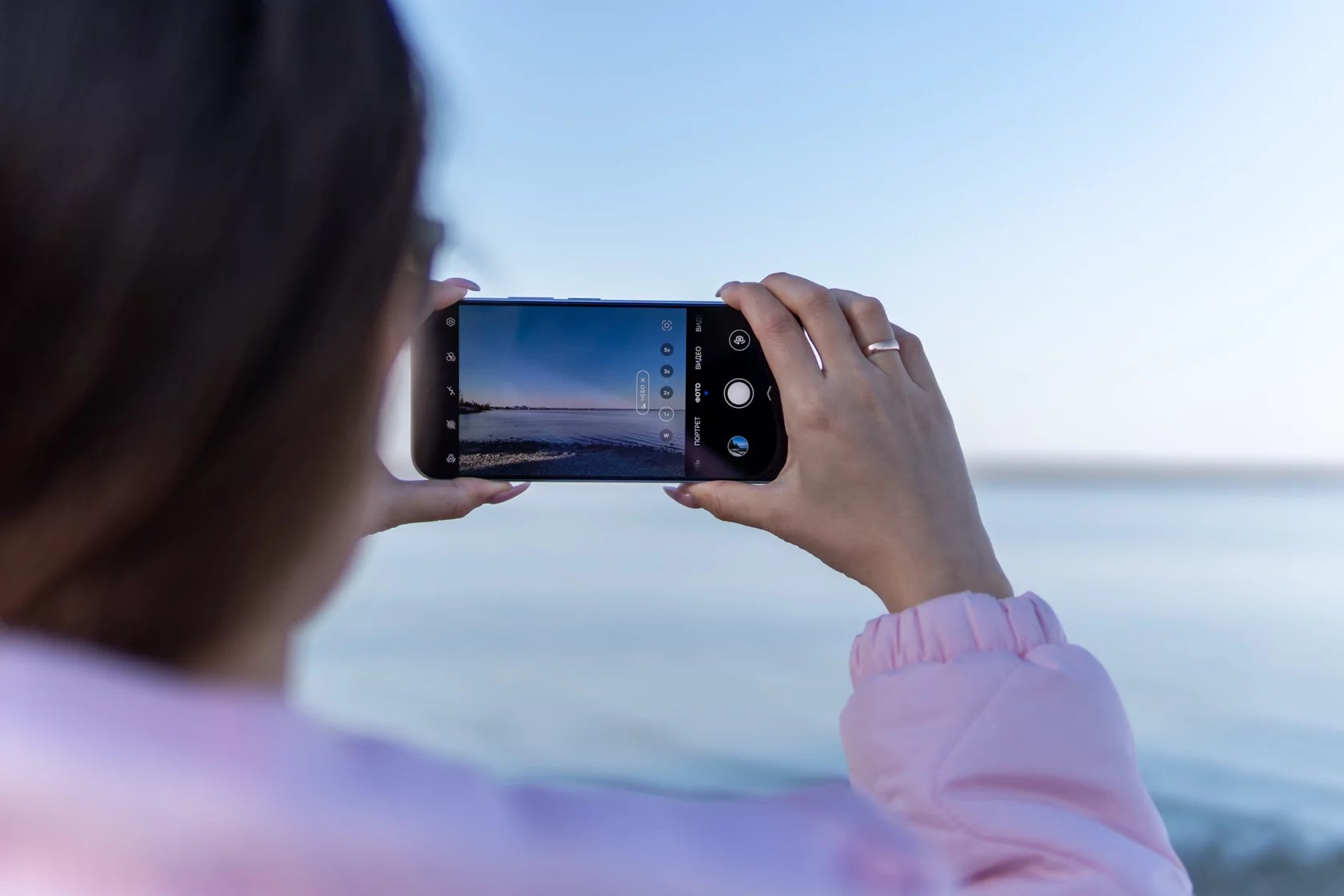 Kona låner mobilen for å teste kamera. Positiv tilbakemelding :) 