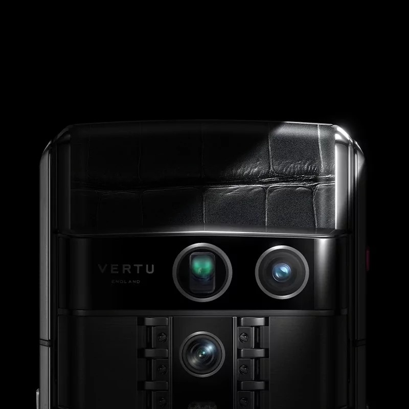 Dekselet er trukket i krokodilleskinn, og selve telefonen har den karakteristiske Falcon SIM-skuffen, et sveitsisk hengsel, en keramisk bakside og gullbelagte metalldetaljer. Hver telefon er satt sammen for hånd. - HarDet Dekselet er trukket i krokodilleskinn, og selve telefonen har den karakteristiske Falcon SIM-skuffen, et sveitsisk hengsel, en keramisk bakside og gullbelagte metalldetaljer. Hver telefon er satt sammen for hånd.