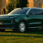 Kinesiske Leapmotor, delvis eid av Stellantis, lanserer flaggskip-SUV-en D19 – en syvseters elbil med 1000-volts arkitektur, opptil 734 hk og 720 km rekkevidde. Produksjonen starter i første halvdel av 2026.