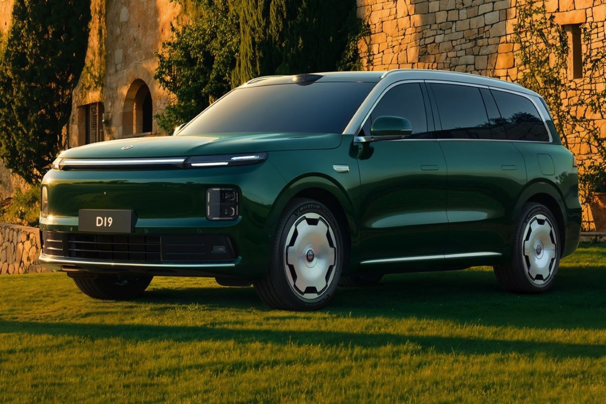 Kinesiske Leapmotor, delvis eid av Stellantis, lanserer flaggskip-SUV-en D19 – en syvseters elbil med 1000-volts arkitektur, opptil 734 hk og 720 km rekkevidde. Produksjonen starter i første halvdel av 2026.