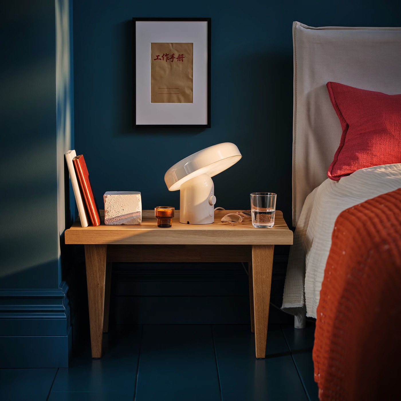 En egen knapp på bakpanelet slår lyset av og på, samt justerer lysstyrken. 