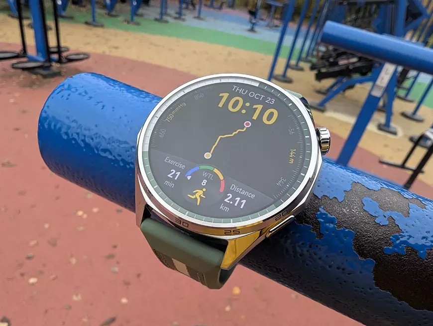 HUAWEI WATCH GT 6 presterte like imponerende i bassenget – vannet hadde ingen effekt på båndet, og sensorene muliggjorde en effektiv treningsøkt.