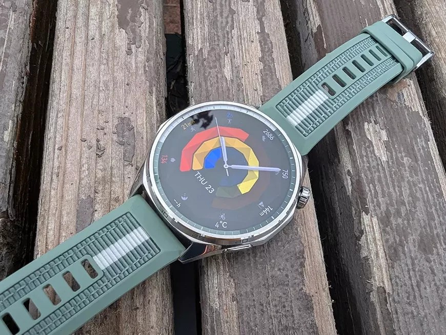 Under testing av HUAWEI WATCH GT 6 46 mm-skjermen nærmet den konstante lysstyrken seg 550–600 nits med en maksimal lysstyrke på over 2500 nits, noe som garanterer utmerket lesbarhet selv på en solrik sportsbane eller på stranden.