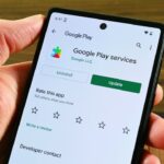 Google utvider sin AI-baserte aldersverifisering fra YouTube og Søk til Play Store. Nå må brukere i flere land bekrefte alderen sin med ID, selfie eller kredittkort før de kan laste ned enkelte apper.