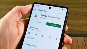 Google utvider sin AI-baserte aldersverifisering fra YouTube og Søk til Play Store. Nå må brukere i flere land bekrefte alderen sin med ID, selfie eller kredittkort før de kan laste ned enkelte apper.