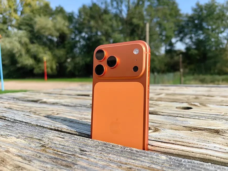 Det lukkede vannkjølesystemet er størrelsesordener mer effektivt enn å bare lede varmen gjennom en liten del av kabinettet, noe som betyr at Apple iPhone 17 Pro Max forblir betydelig kjøligere selv under tung belastning, og gassreguleringen er også betydelig redusert. - HarDet Det lukkede vannkjølesystemet er størrelsesordener mer effektivt enn å bare lede varmen gjennom en liten del av kabinettet, noe som betyr at Apple iPhone 17 Pro Max forblir betydelig kjøligere selv under tung belastning, og gassreguleringen er også betydelig redusert.