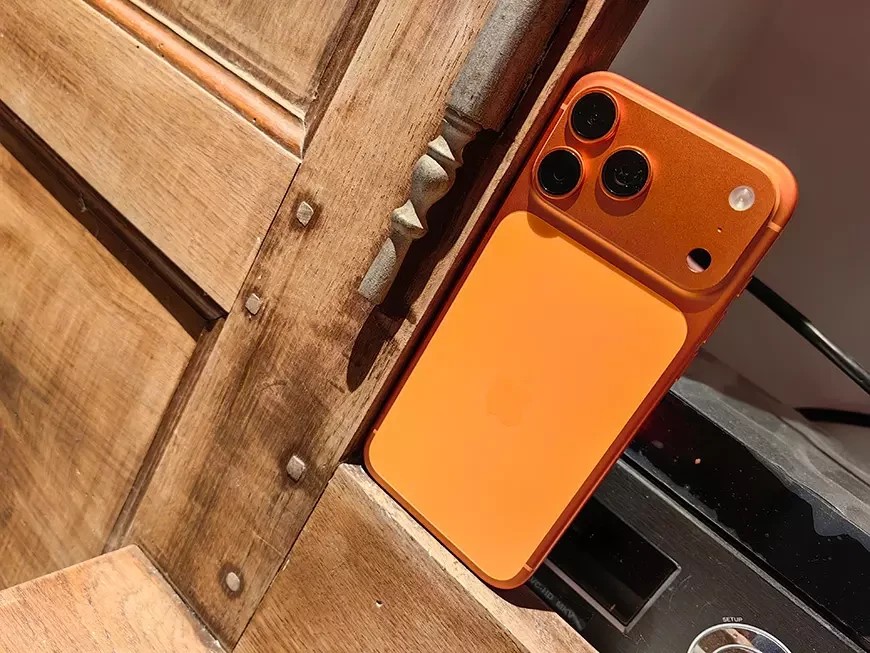 Som alle nye iPhoner er 17. utstyrt med en USB 3.0-port for lading og dataoverføring. Helt ærlig er det ingen grunn til å angre på at den ble erstattet med Lightning-porten. Andre bemerkelsesverdige funksjoner inkluderer støtte for den nyeste Wi-Fi 7-standarden, Bluetooth 6.0 og en LiDAR-skanner. - HarDet Som alle nye iPhoner er 17. utstyrt med en USB 3.0-port for lading og dataoverføring. Helt ærlig er det ingen grunn til å angre på at den ble erstattet med Lightning-porten. Andre bemerkelsesverdige funksjoner inkluderer støtte for den nyeste Wi-Fi 7-standarden, Bluetooth 6.0 og en LiDAR-skanner.