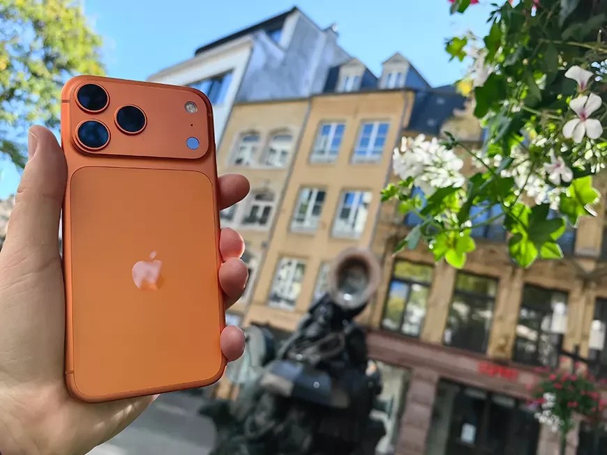 Ulempen med denne modellens popularitet var imidlertid at jeg måtte være ekstremt oppmerksom og bevisst på omgivelsene mine i overfylte turistområder. - HarDet Ulempen med denne modellens popularitet var imidlertid at jeg måtte være ekstremt oppmerksom og bevisst på omgivelsene mine i overfylte turistområder.