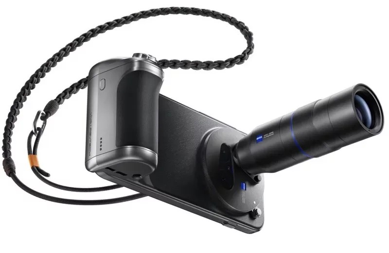  En bemerkelsesverdig funksjon er støtte for et eksternt teleskopobjektiv, som utvider kameraets muligheter betydelig. Produsenten tilbyr også et spesialdeksel med et kameralignende grep og en utløserknapp.