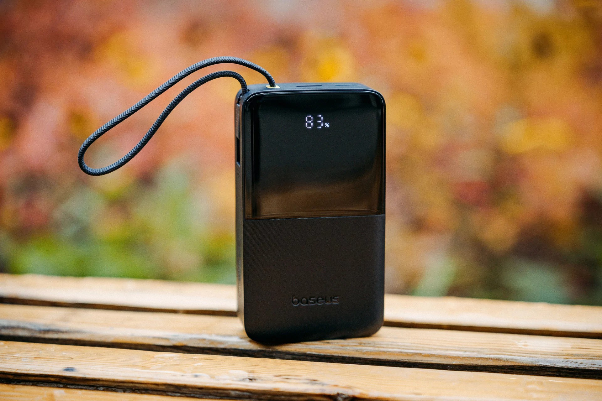 Stroppløsningen fortjener absolutt spesiell ros – det er mye mer praktisk å bære et bærbart batteri i dette formatet, slik at du har hånden fri til andre oppgaver. 