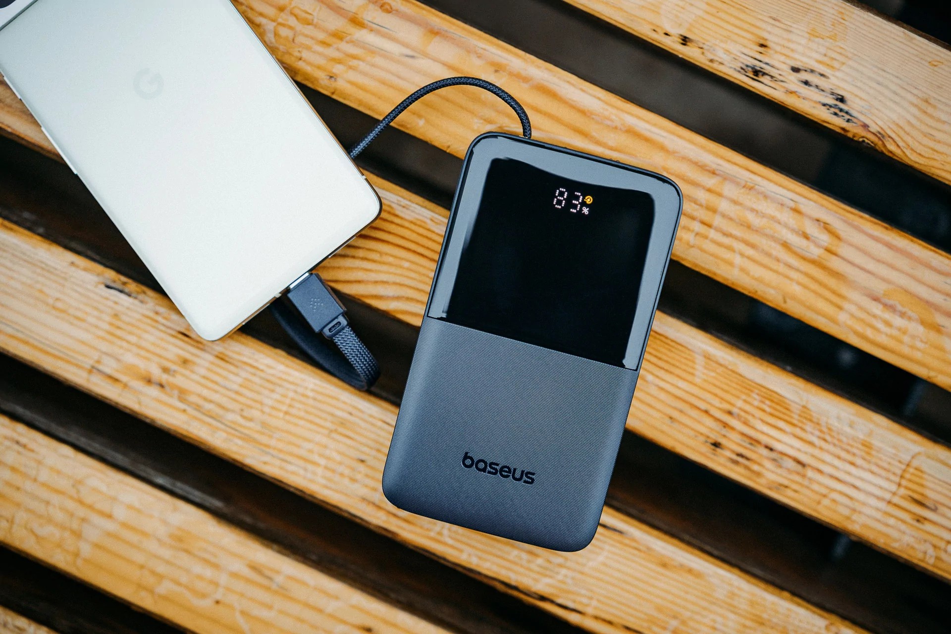 Det viktigste er at batterikapasiteten (20 000 mAh) er nok til tre gjennomsnittlige ladinger av en smarttelefon med et 5500 mAh batteri – et helt forventet tall.