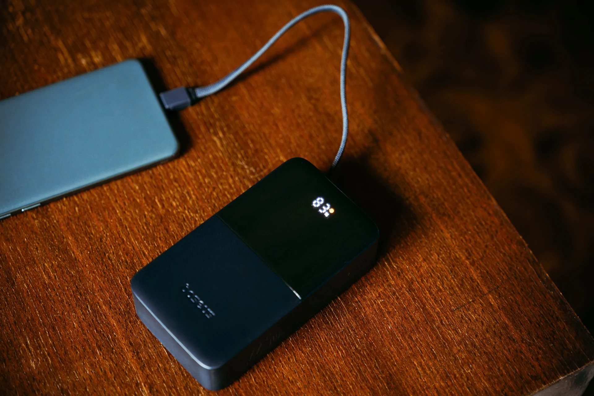 Det er også verdt å merke seg at den innebygde USB Type-C-kabelen ikke bare kan brukes til å lade smarttelefoner, nettbrett og andre mobile enheter, men også til å lade selve powerbanken.