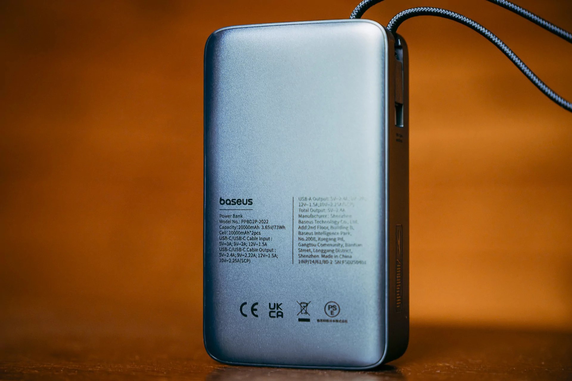 Det er ingen andre viktige dekorative eller funksjonelle elementer på dekselet – bortsett fra at batterikapasiteten er angitt på venstre side i form av en grunn gravering, og maksimal utgangseffekt er angitt på høyre side.