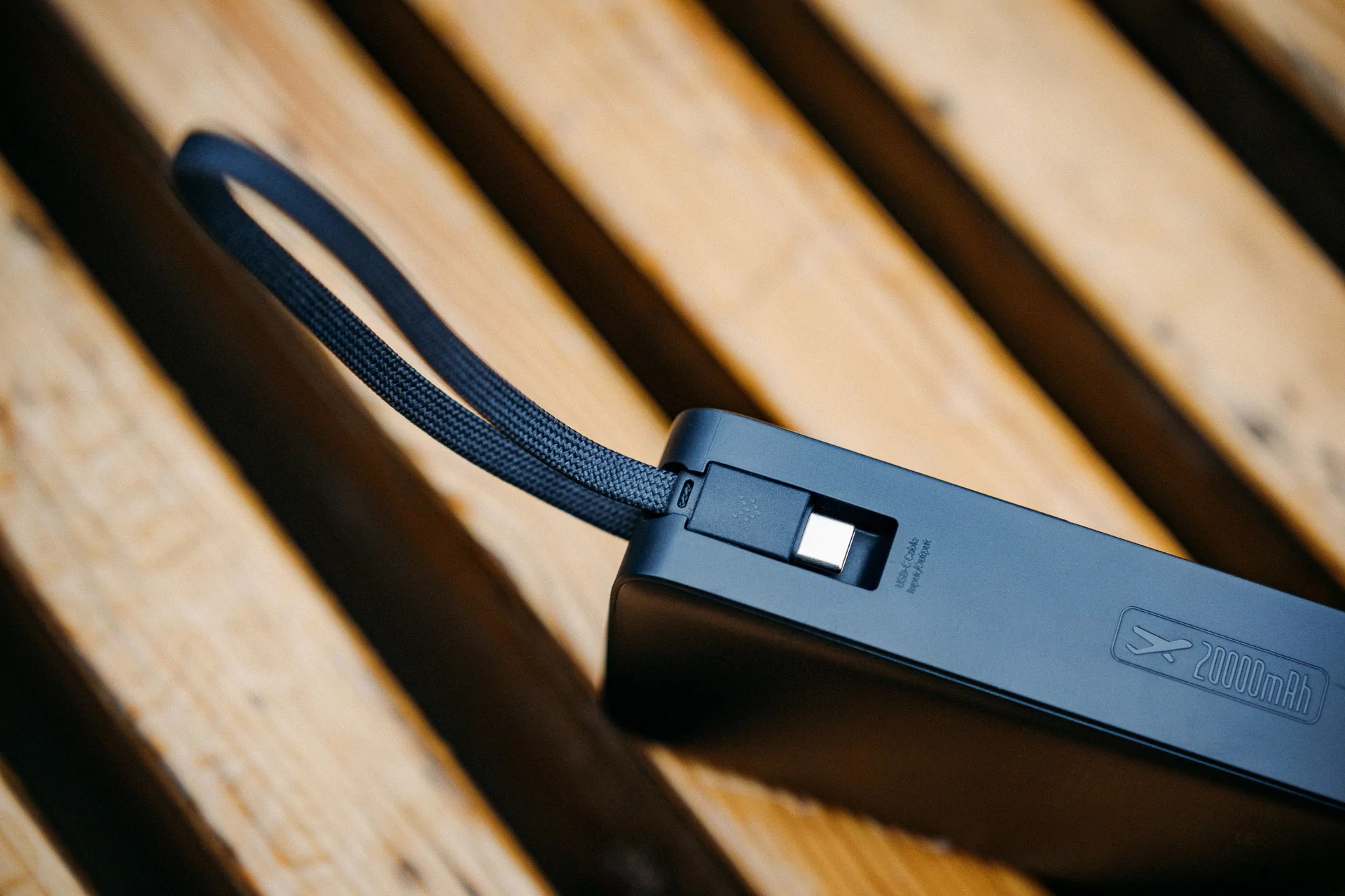 Ideen er ganske spennende: når kabelen ikke er nødvendig, fester brukeren ganske enkelt USB Type-C-enden til en spesiell klips på venstre side, noe som lager en løkke for enkel transport. Når kabelen trengs igjen, løsner den enkelt fra klipsen og kan brukes til det tiltenkte formålet.