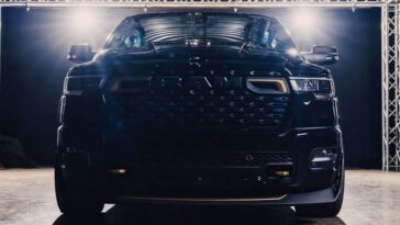 Ram 1500 Lowered: Mopars 659 hk Gatebil-Pickup Med Kompressor og Lav Fjæring