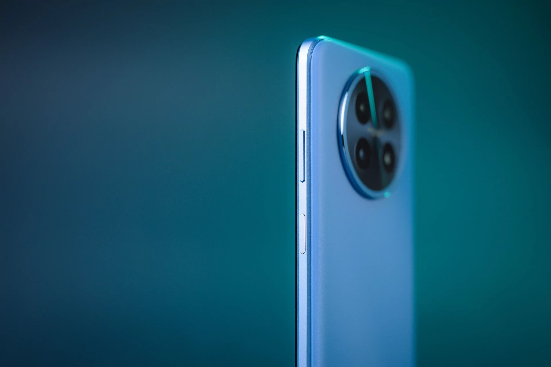 På høyre sidekant er det en skjermlåseknapp med innebygd fingeravtrykksskanner. - HarDet På høyre sidekant er det en skjermlåseknapp med innebygd fingeravtrykksskanner.