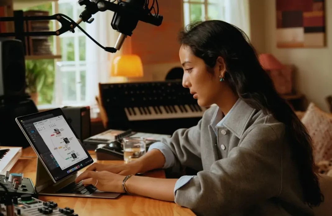 Nettbrettet er utstyrt med et kjølesystem som inkluderer vifter, VC-varmeavledningsmoduler, mikro-etsede luftventiler og nesten 4000 borede hull.