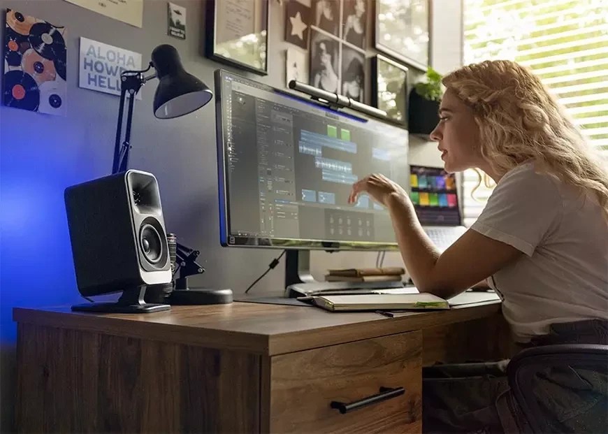 Klipsch ProMedia Lumina-lydsystemet har også en automatisk av/på-funksjon, som eliminerer unødvendig manuell inngripen. Systemet synkroniserer automatisk med PC-ens strøminnstillinger, noe som gir praktisk kontroll. - HarDet Klipsch ProMedia Lumina-lydsystemet har også en automatisk av/på-funksjon, som eliminerer unødvendig manuell inngripen. Systemet synkroniserer automatisk med PC-ens strøminnstillinger, noe som gir praktisk kontroll.