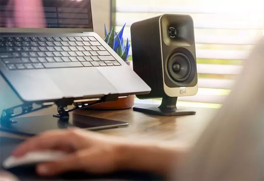 Hver ProMedia Lumina-stasjonærhøyttaler er utstyrt med seks LED-lys som skaper atmosfæriske lysmoduser med en myk, diffus glød. - HarDet Hver ProMedia Lumina-stasjonærhøyttaler er utstyrt med seks LED-lys som skaper atmosfæriske lysmoduser med en myk, diffus glød.