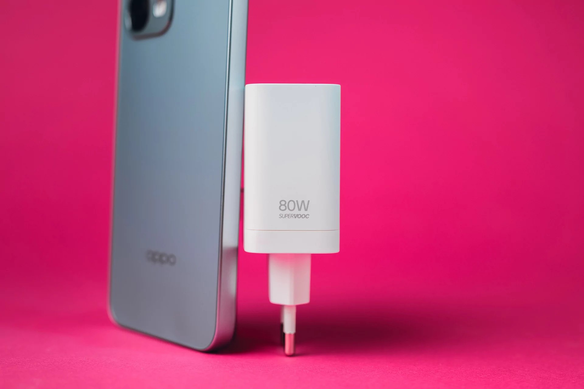 Det som er spesielt gledelig er den lange batterilevetiden: OPPO lover at etter 5 års bruk vil batteriet beholde over 80 % av kapasiteten sin. 