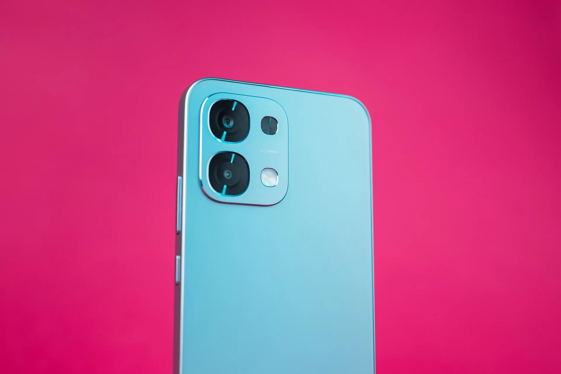 OPPO A6 Pro har to kameraer på baksiden: en 50MP hovedvidvinkelmodul og et ekstra 2MP monoobjektiv, hvis formål produsenten ikke avslører.