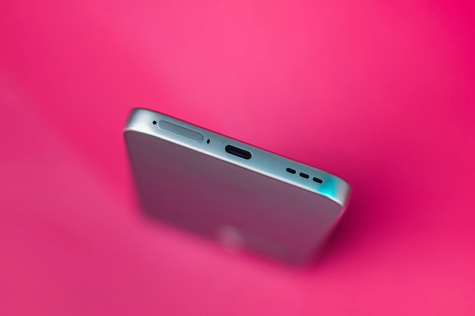 Hvis du ikke legger merke til fingeravtrykksskanneren på dekselet, er det fordi den er innebygd under skjermen. Apropos det.