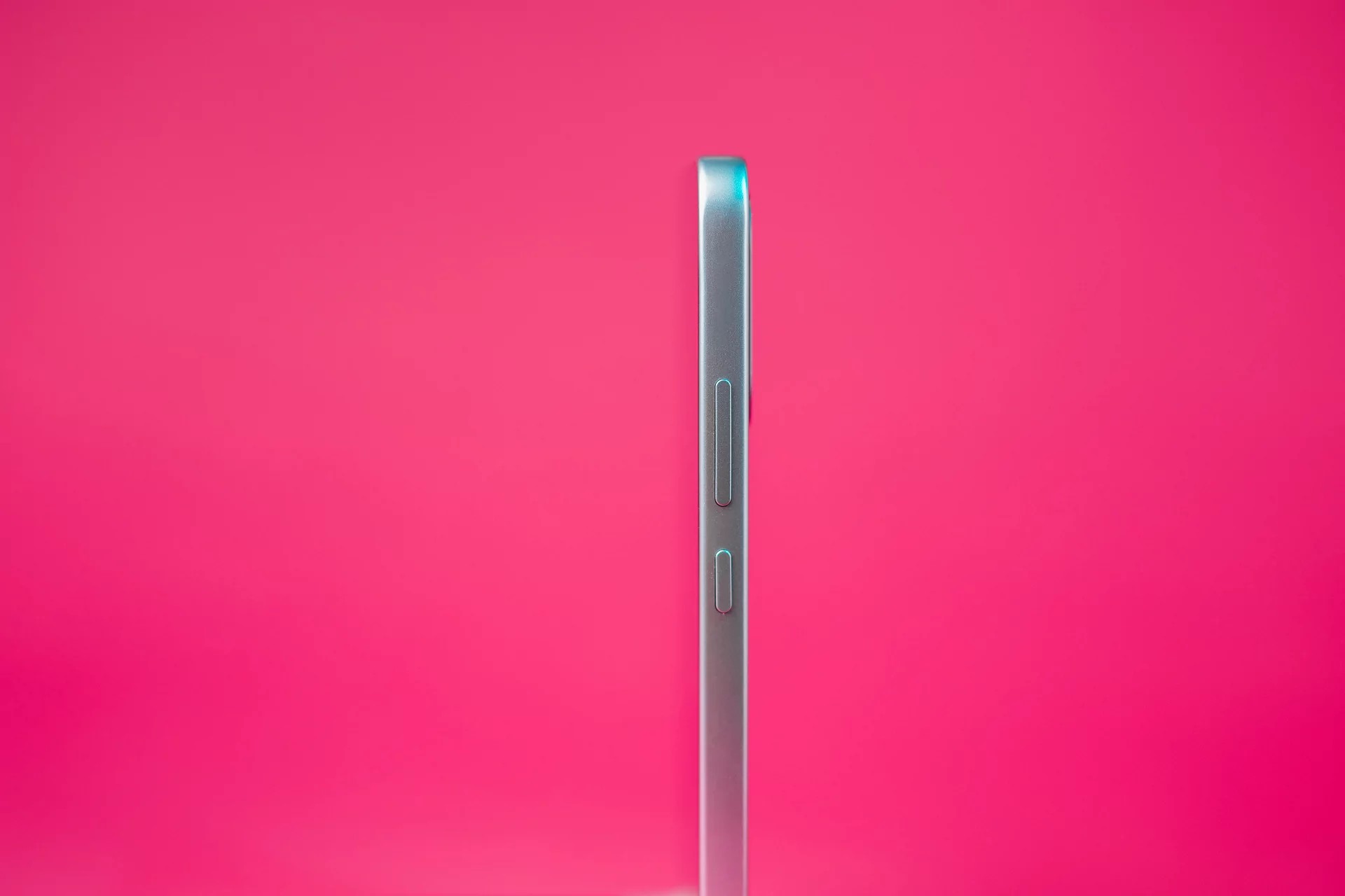 Smarttelefonen er beskyttet mot vann og støv i henhold til standardene IP66, IP68 og IP69 – den tåler nedsenking i 1,5 meters vanndyp i opptil 30 minutter og vannsprut på 80 °C.