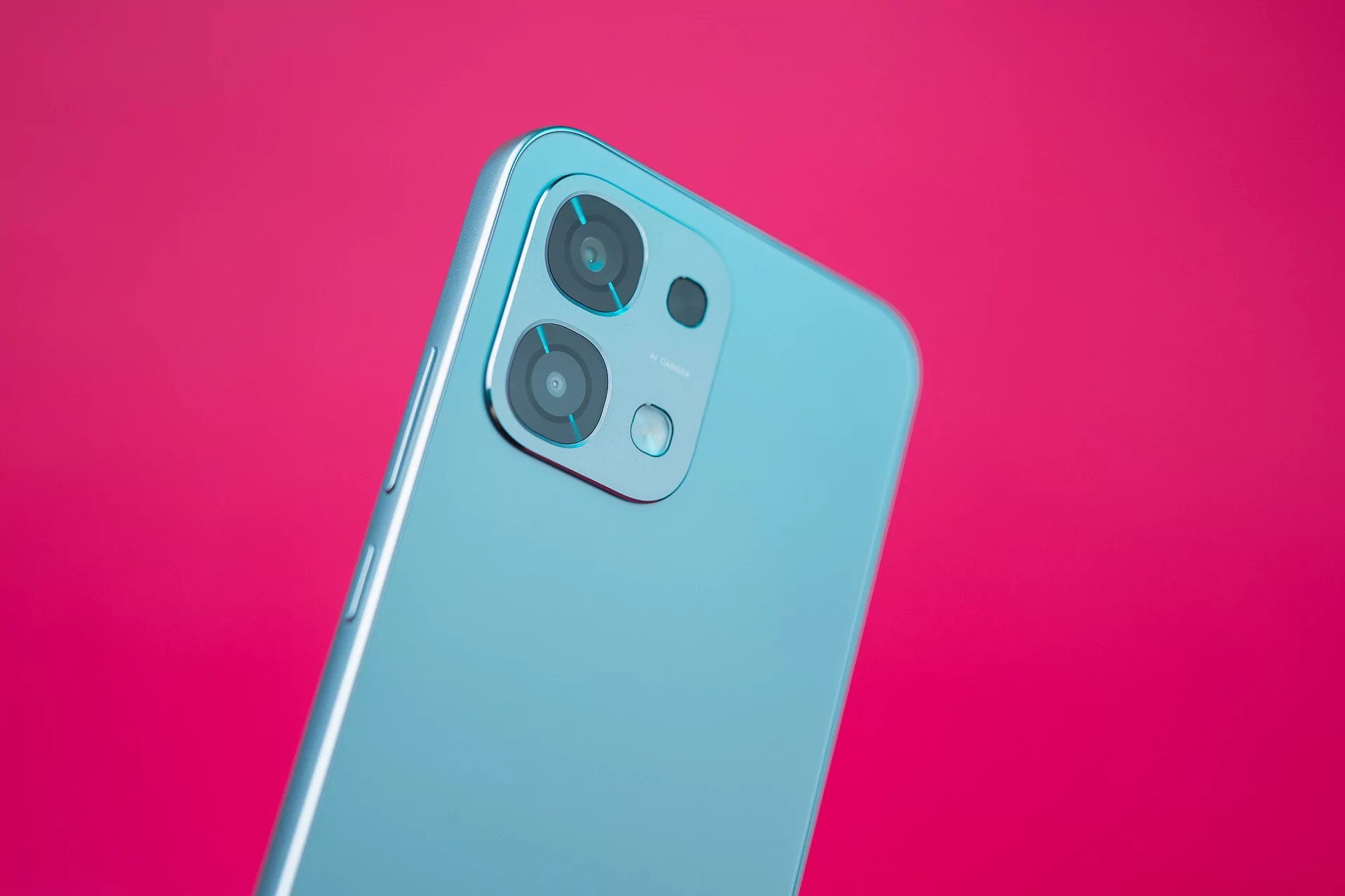 Det som var gledelig var hvor robust dekselet var – takket være slitesterke materialer har OPPO A6 Pro en forsterket struktur som er motstandsdyktig mot fall og støt