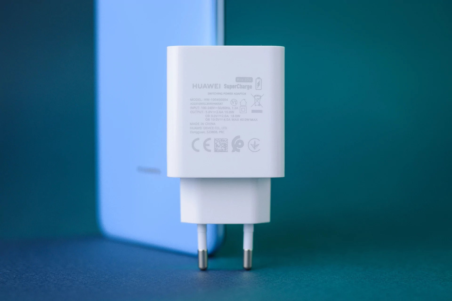 Modellen støtter også HUAWEI SuperCharge kablet ladeteknologi, som gir nok strøm til tre timer med videoavspilling på bare 10 minutter i en stikkontakt. - HarDet Modellen støtter også HUAWEI SuperCharge kablet ladeteknologi, som gir nok strøm til tre timer med videoavspilling på bare 10 minutter i en stikkontakt.