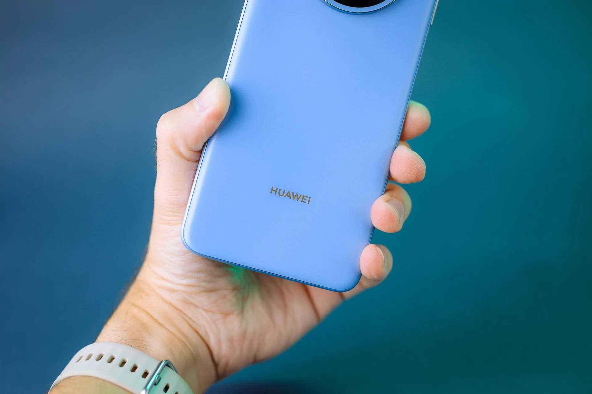 Det er verdt å merke seg at smarttelefonen ligger veldig komfortabelt i hånden, takket være de svake kurvene rundt kantene, som sikrer at enheten ikke presser mot håndflaten i det hele tatt. - HarDet Det er verdt å merke seg at smarttelefonen ligger veldig komfortabelt i hånden, takket være de svake kurvene rundt kantene, som sikrer at enheten ikke presser mot håndflaten i det hele tatt.