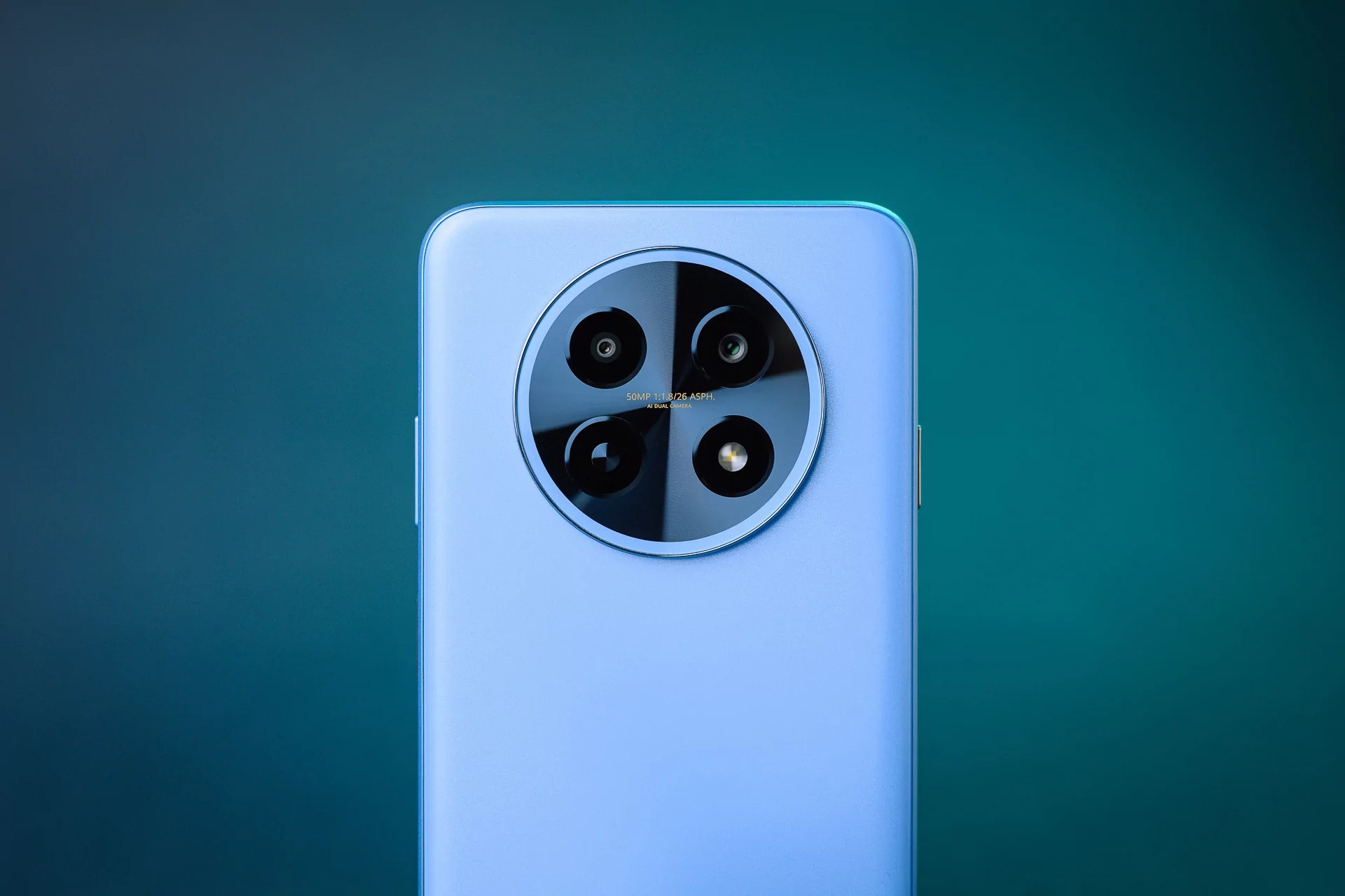 Bakdekselet ser ganske attraktivt ut takket være belegget som glitrer behagelig i lyset. Det har også en diskret, sirkulær kameraklynge plassert midt i midten. - HarDet Bakdekselet ser ganske attraktivt ut takket være belegget som glitrer behagelig i lyset. Det har også en diskret, sirkulær kameraklynge plassert midt i midten.