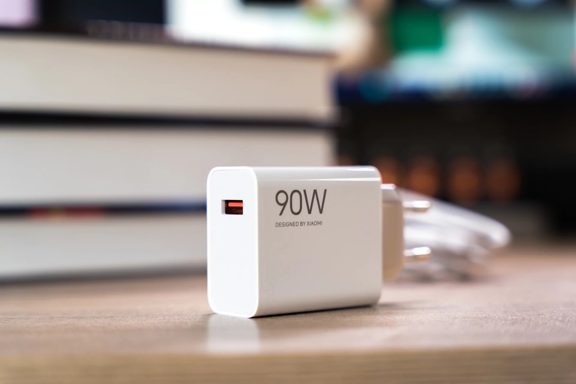 Sammenlignet med forgjengeren har den nye modellen sett en reversering i ladehastighet: 90 W i stedet for 120 W. 