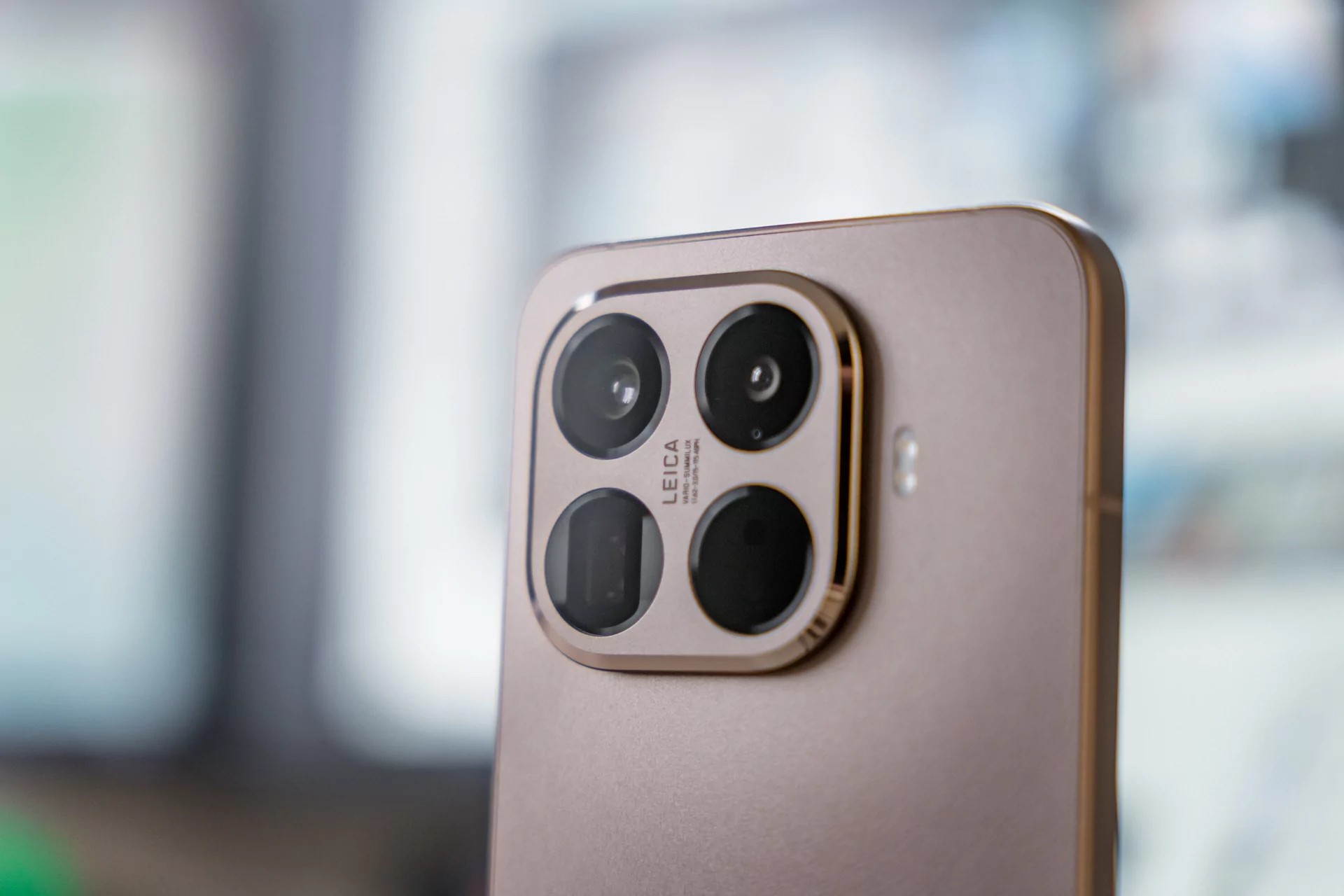 Hovedkameraet på 50 MP med en 1/1,3-tommers sensor tar utmerkede bilder, som forventet (etter forgjengeren), ikke bare på dagtid, men også om natten. 