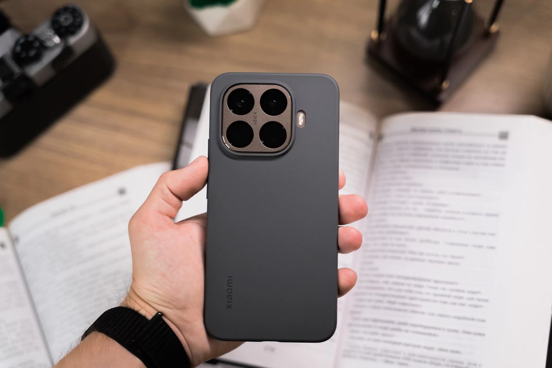 For eksempel bruker Xiaomi 15T Pro fjorårets brikkesett, ikke det nyeste, og ikke fra Qualcomm, men fra MediaTek 