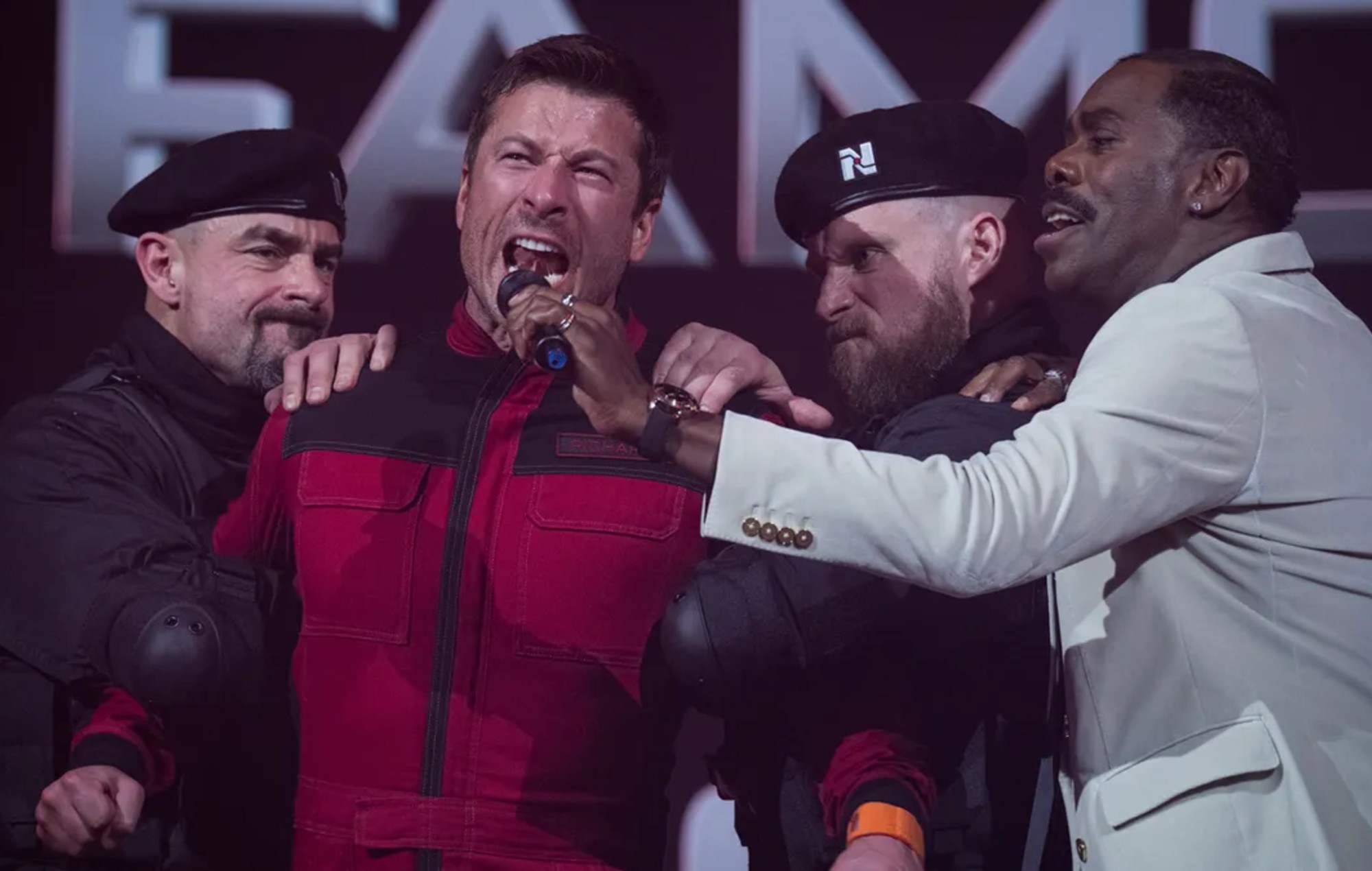 The Running Man (2025): Satirisk sci-fi-thriller som lover mye – men løper aldri helt i mål