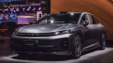 Hyptec A800 debuterer: Flaggsedanen med 178 km elektrisk rekkevidde og avansert AI-interiør